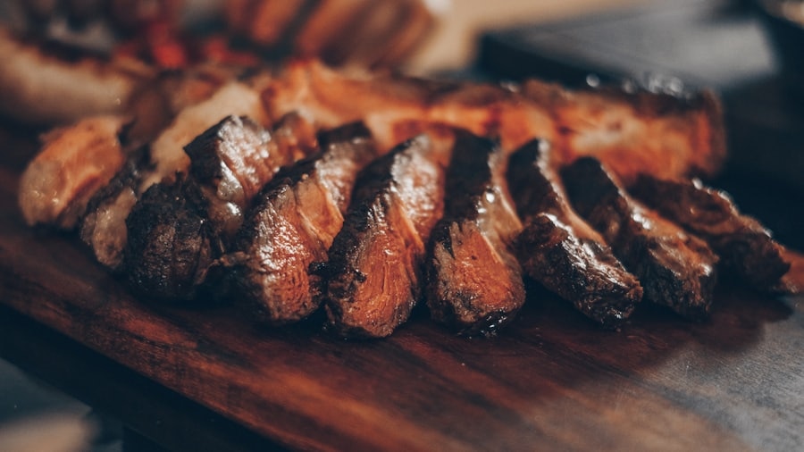 Carne fatiada sobre a tábua